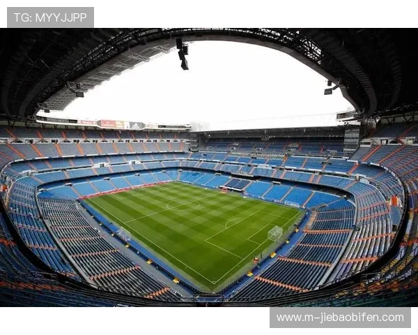 里尔后卫绝杀后滑跪庆祝，皮埃尔·莫鲁瓦球场沸腾