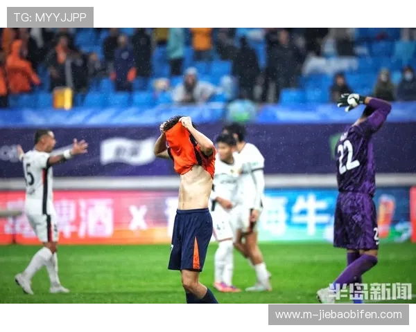 暴雨中比赛继续：球员适应场地条件