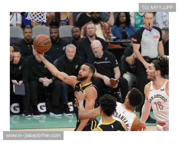 NBA常规赛:马刺138-125轻取独行侠,卡斯尔爆砍40分12篮板12助攻三双 NBA常规赛:马刺138-125轻取独行侠,卡斯尔爆砍40分12篮板12助攻三双