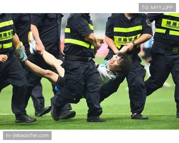 场边花絮：勒阿弗尔小球迷闯入球场拥抱偶像，被保安友善带离